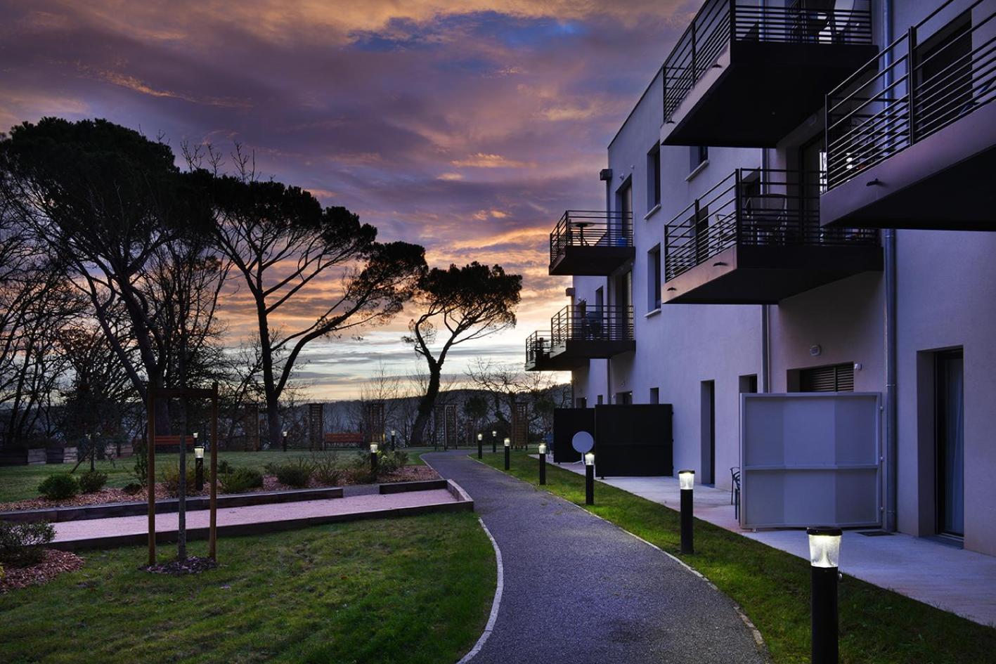 Aparthotel Domitys L'Amarante Cahors Esterno foto
