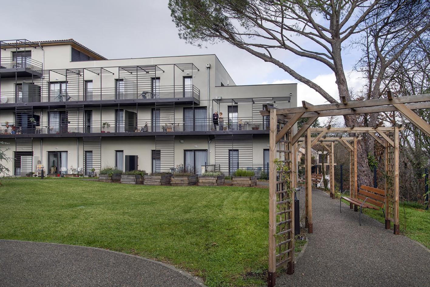 Aparthotel Domitys L'Amarante Cahors Esterno foto