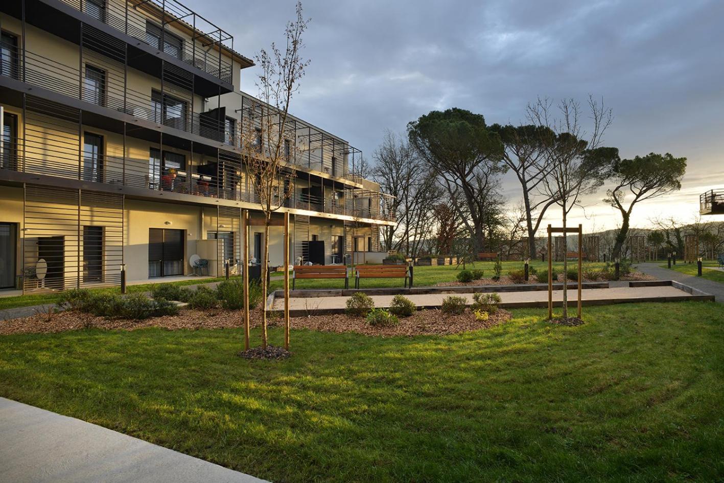 Aparthotel Domitys L'Amarante Cahors Esterno foto