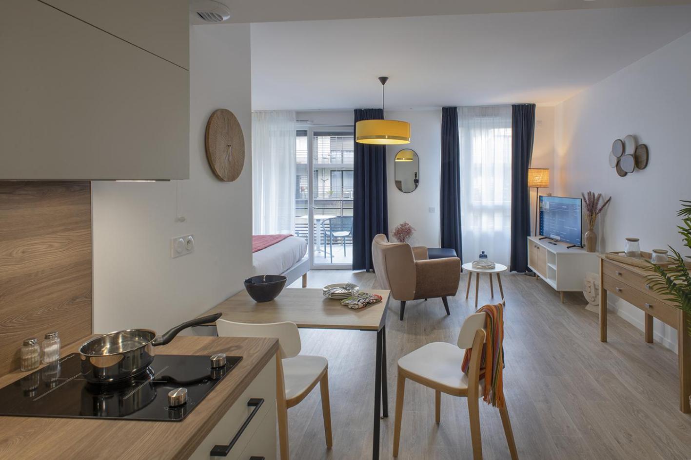 Aparthotel Domitys L'Amarante Cahors Esterno foto