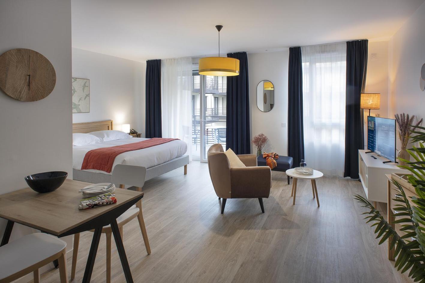 Aparthotel Domitys L'Amarante Cahors Esterno foto